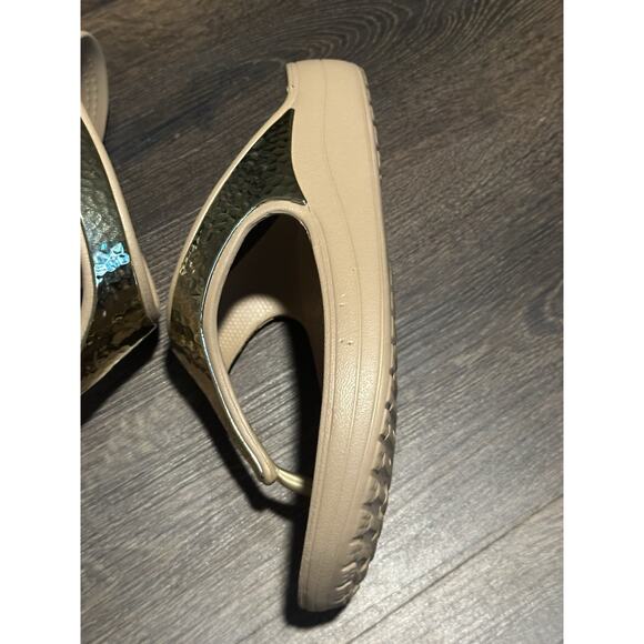 Crocs Sloane Gold Hammered Beige Thong Sandals W8 - Picture 7 of 13